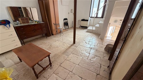 Casa Indipendente Di 2 Vani Oltre Locale Al Piano Terra.